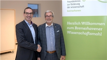 Arne Dunker (l.) vom Klimahaus und Dieter Petram vom Freundeskreis bei der Verleihung des Wissenschaftspreises.