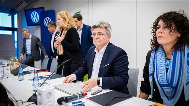 VW zu Tarifrunde: „Keine Zeit mehr verstreichen lassen“ Arne Meiswinkel (M) ist Volkswagen-Verhandlungsführer und Personalvorstand der Kernmarke VW.