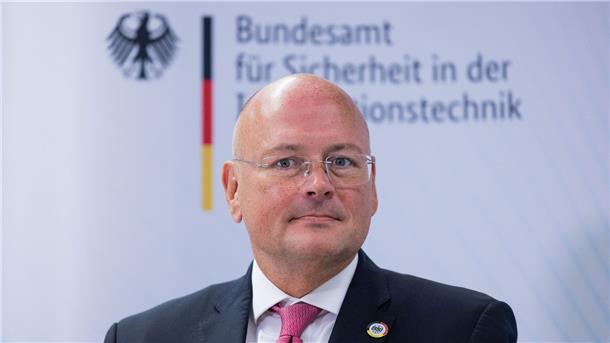 Bundesinnenministerin Faeser stellt BSI-Chef Schönbohm frei Arne Schönbohm, Präsident des Bundesamtes für Sicherheit in der Informationstechnik (BSI), bei einem Besuch der Bundesinnenministerin.