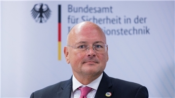 Arne Schönbohm, Präsident des Bundesamtes für Sicherheit in der Informationstechnik (BSI),  bei einem Besuch der Bundesinnenministerin.
