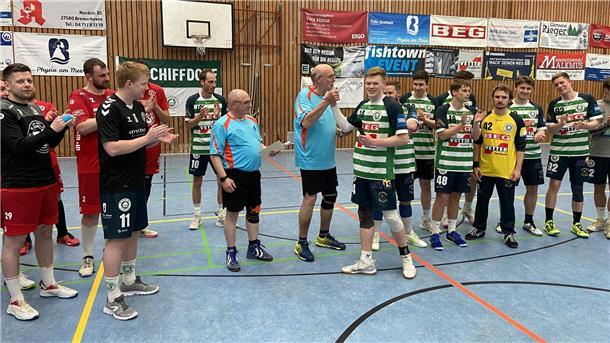 Arno Winter (li.) und Henry Jahn nehmen die Strukturreform zum Anlass und verabschieden sich nach vielen Jahrezehnten von der Handball-Szene. Hier werde sie von Tom Wesche verabschiedet.