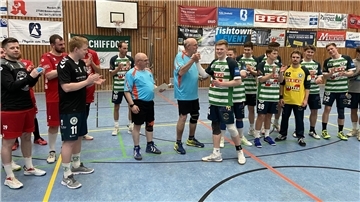 Arno Winter (li.) und Henry Jahn nehmen die Strukturreform zum Anlass und verabschieden sich nach vielen Jahrezehnten von der Handball-Szene. Hier werde sie von Tom Wesche verabschiedet.