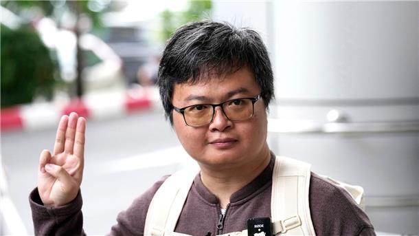 Arnon Nampa trifft vor dem Strafgericht in Bangkok ein, um das erste Urteil in seinem Prozess zu hören.