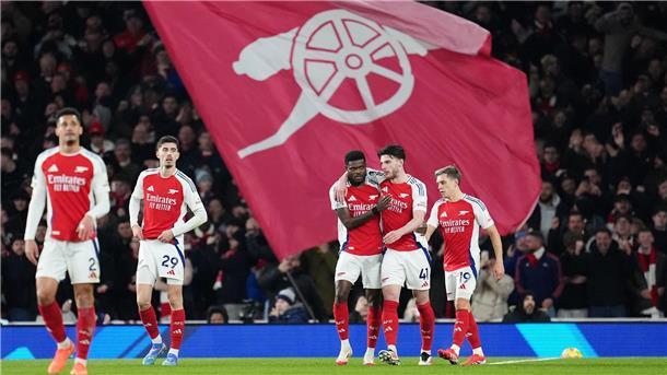 Arsenals Thomas Partey (M,l) feiert mit Declan Rice den zweiten Treffer seiner Mannschaft.