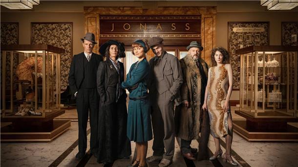 Kaufhausserie „Haus der Träume“ bei RTL Arthur Grünberg (Alexander Scheer, l-r), Alice Grünberg (Nina Kunzendorf), Vicky Maler (Naemi Feitisch), Harry Grünberg (Ludwig Simon), Carl Goldmann (Samuel Finzi), Elsie Schön (Amy Benkenstein) im Kaufhaus „Jonass“.