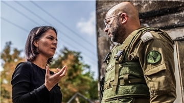 Bundesaußenministerin Annalena Baerbock im Gespräch mit Arye Shalica, israelischer Militärsprecher