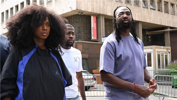 Demonstration gegen Polizeigewalt in Paris schlägt Wellen Assa Traore (l), Aktivistin und Leiterin des Komitees „Wahrheit und Gerechtigkeit für Adama“, und Youssouf Traore, Mitglied des Komitees, dessen Auge zugeschwollen ist, vor der Polizeistation des 5. Arrondissements.