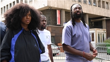 Assa Traore (l), Aktivistin und Leiterin des Komitees „Wahrheit und Gerechtigkeit für Adama“, und Youssouf Traore, Mitglied des Komitees, dessen Auge zugeschwollen ist, vor der Polizeistation des 5. Arrondissements.