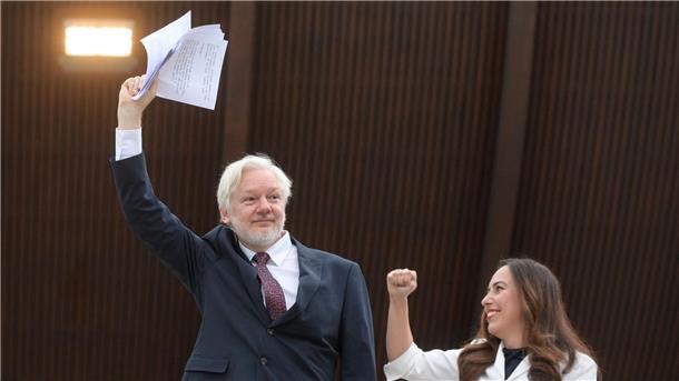 Assange: Bin frei wegen Schuldeingeständnis für Journalismus Assange spricht erstmals öffentlich in Freiheit.
