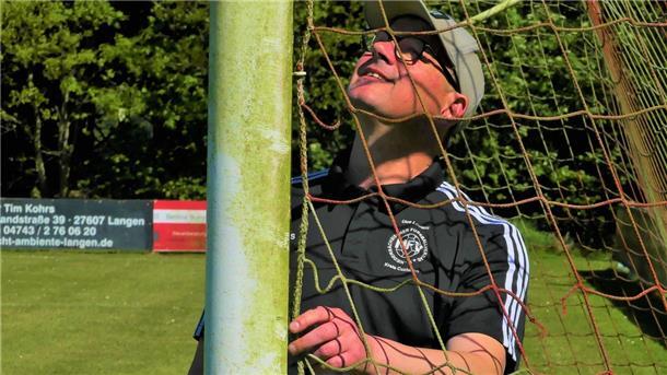 Assistent Uwe Louwes kontrolliert die Tornetze.