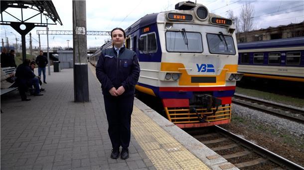 Heldinnen der Unkraine - Doku über „Eisenbahnladys“ Assistenz-Zugführerin Viktoria Kikot vor dem Zug der Kiewer S-Bahn in einer Szene aus „Re: Die Eisenbahnladys der Ukraine - Wie sie den Schienenverkehr am Laufen halten“.