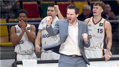 Assistenztrainer Oliver Elling musste für den erkrankten Headcoach Steven Key einspringen und beendete mit den Eisbären die schwarze Serie in der Stadthalle. 