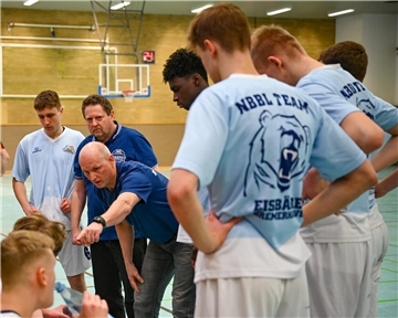Assistenztrainer Werner Maaß (Zweiter von links) und Headcoach Tomasz Kumaszynski wollen mit den NBBL-Eisbären das Ticket für die Aufstiegsrunde lösen.