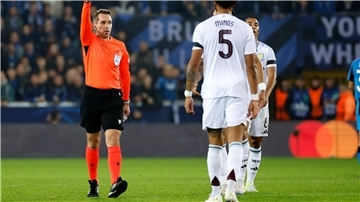 Aston Villas Profi Tyron Mings (rechts) erlebte einen gebrauchten Champions-League-Abend.