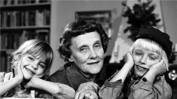 Michel aus Lönneberga: 60. Geburtstag des Lausejungen Astrid Lindgren 1972 mit Lena Wisborg (l) und Jan Ohlsson, den beiden Hauptdarstellern ihrer Buch-Verfilmung „Michel bringt die Welt in Ordnung“.