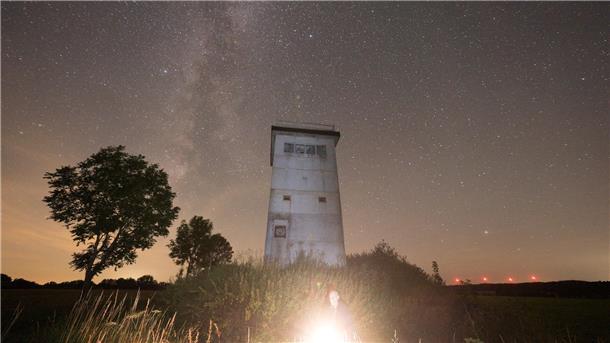 Astrofotograf Helmut Schnieder ist nachts am Grenzturm in Dahrendorf unterwegs. 