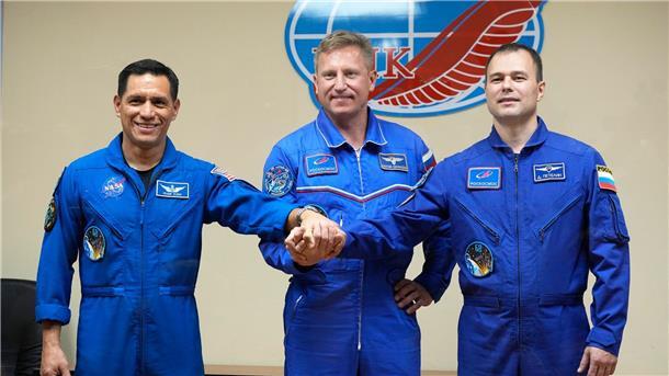Astronaut Frank Rubio (l) und die Kosmonauten Sergej Prokopjew (M) und Dmitri Petelin während einer Pressekonferenz.