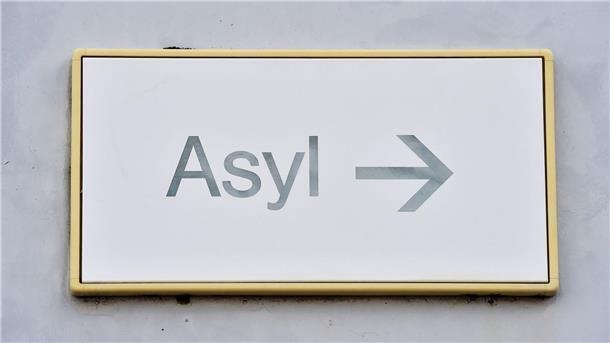 Dauer der Asylverfahren gesunken Asylverfahren in Deutschland dauerten 2023 durchschnittlich 6,8 Monat. Im Jahr zuvor waren es noch 7,6 Monate.