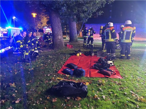 Atemschutzgeräteträger warten auf ihren Einsatz.