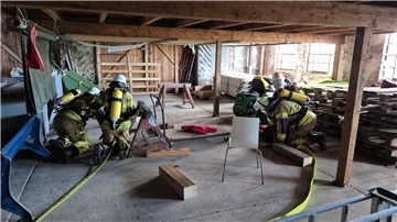 Atemschutzträger der Butjadinger Feuerwehren treffen sich zu einer Atemschutzübung.