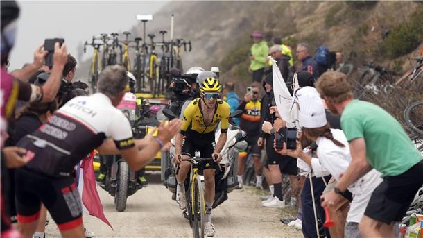 „Besser wird’s nicht“: Papst-Audienz und Giro-Sieg für Yates Attacke am Schotter-Monster: Simon Yates am Colle delle Finestre.