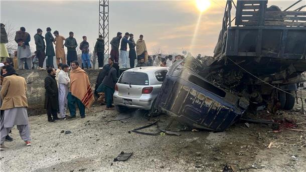 Fünf Polizisten bei Impfkampagne in Pakistan getötet Attentat auf Impfteams: Die Bombe explodierte nahe eines Fahrzeugs am Straßenrand.