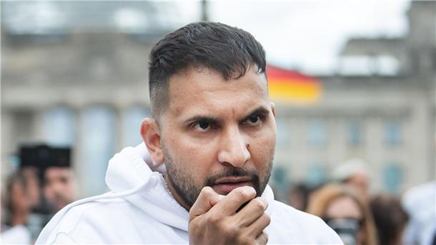Attila Hildmann bei einer Demonstration gegen die Corona-Politik der Bundesregierung am Bundeskanzleramt (2020).