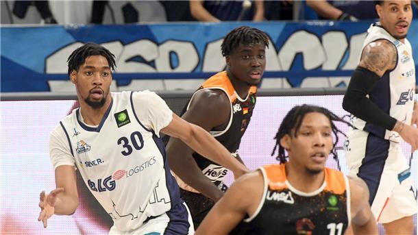 Eisbären: Stovalls Vater gab grünes Licht für Wechsel nach Deutschland Auch abseits des Spielfeldes hat sich Justin Stovall (links) gut in Bremerhaven eingelebt.