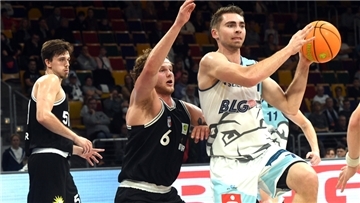 Auch Adrian Breitlauch (rechts) hat in dieser Saison noch nicht seinen Rhythmus gefunden. Der Bremerhavener ist aber überzeugt davon, dass mehr in den Eisbären steckt, als der Basketball-Zweitligist bislang gezeigt hat. 