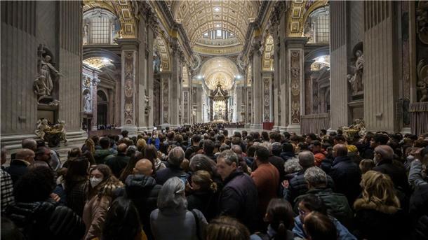 Papst Franziskus lobt Benedikt als großen Vermittler Auch am dritten Tag der Aufbahrung kamen Tausende Gläubige in den Petersdom, um sich von Benedikt XVI. zu verabschieden.
