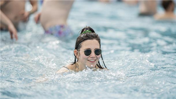 Auch am Freitag sorgte der große Pool für dringend benötigte Abkühlung.