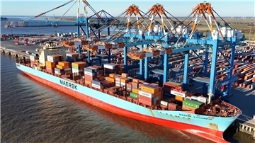 Containerschiff wird im Hafen entladen 