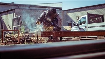 Auch an heißen Tagen schweißt Metallbauer Marcel Buck Metall unter Schutzgas mit voller Sicherheitsausrüstung. Doch er ist nicht der Einzige, der bei der Arbeit besonders schwitzt.