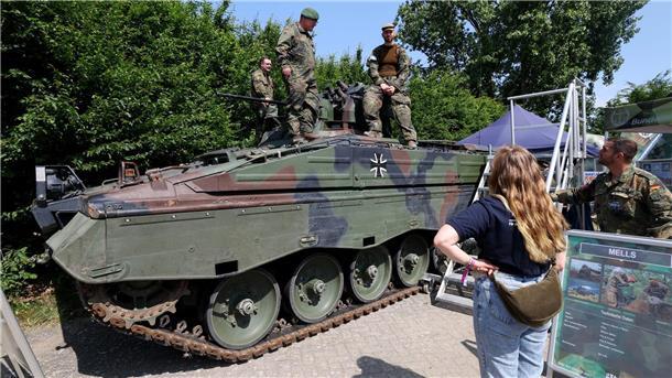 Auch auf dem Mecklenburg-Vorpommern-Tag präsentierte sich die Bundeswehr unter anderem mit dem Schützenpanzer Marder. 