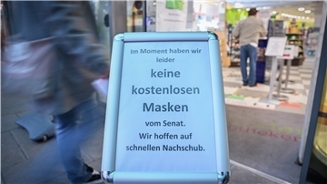 Auch bei der City-Apotheke in der „Bürger“ waren die kostenlosen FFP2-Masken am Montag vergriffen.