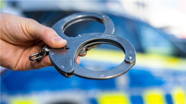 110 Kontrollen bei Einsatz gegen Jugendkriminalität Auch bei Jugendlichen muss die Polizei teils Handschellen verwenden.