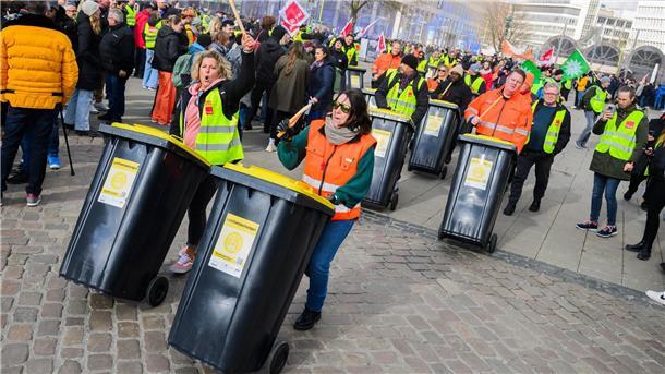 Auch bei Müllabfuhren legten Beschäftigte vorübergehend die Arbeit nieder. 