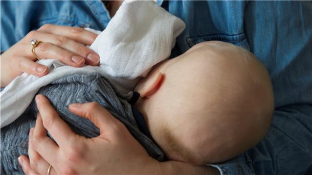 Diese Hebamme hilft bei Fragen rund ums Baby Auch bei Stillschwierigkeiten kann Hebamme Heike Kastner weiterhelfen.