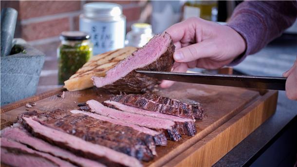 Simpel und saftig: Der „Deichgriller“ verrät sein perfektes Steak-Rezept Auch beim Anschneiden hat Christian Schwarz einen Tipp: Immer gegen die Faser schneiden, ansonsten wird das Fleisch zäh. Übrigens: Direkt nach dem Aufschneiden hat das Steak noch nicht seine finale Farbe. Erst ist der Kern noch blass, aber nach ein paar Sekunden rötet er nach.