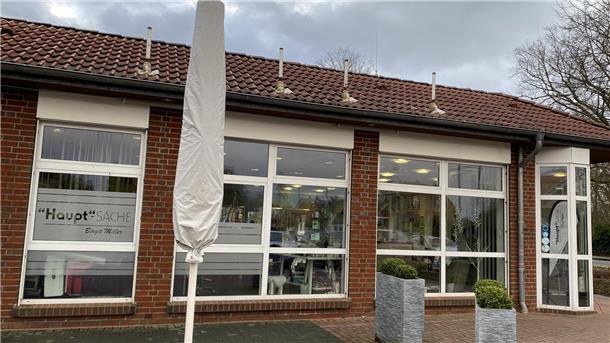 Kamm in: Das sind die krehaartivsten Friseurnamen zwischen Wesermarsch und Elbe Auch beim Friseur "Hauptsache" in Nordenham liegt der Fokus auf dem Haupt.