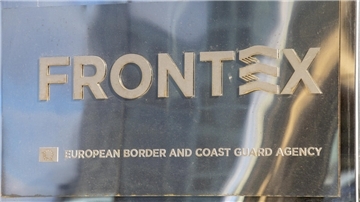 Schild mit Aufschrift „Frontex“.