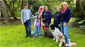 Menschen und Hunde