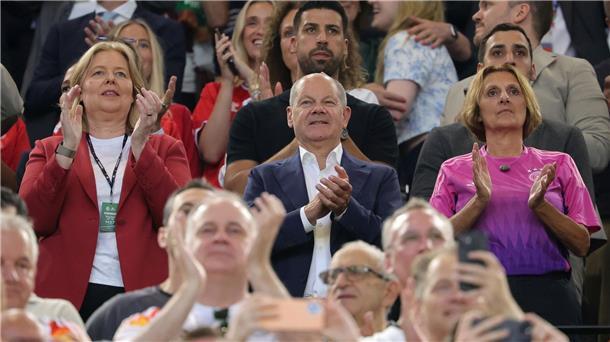 Prinz William und Kanzler Scholz besuchen das Endspiel Auch Bundeskanzler Olaf Scholz (SPD) kommt zum EM-Finale ins Stadion.