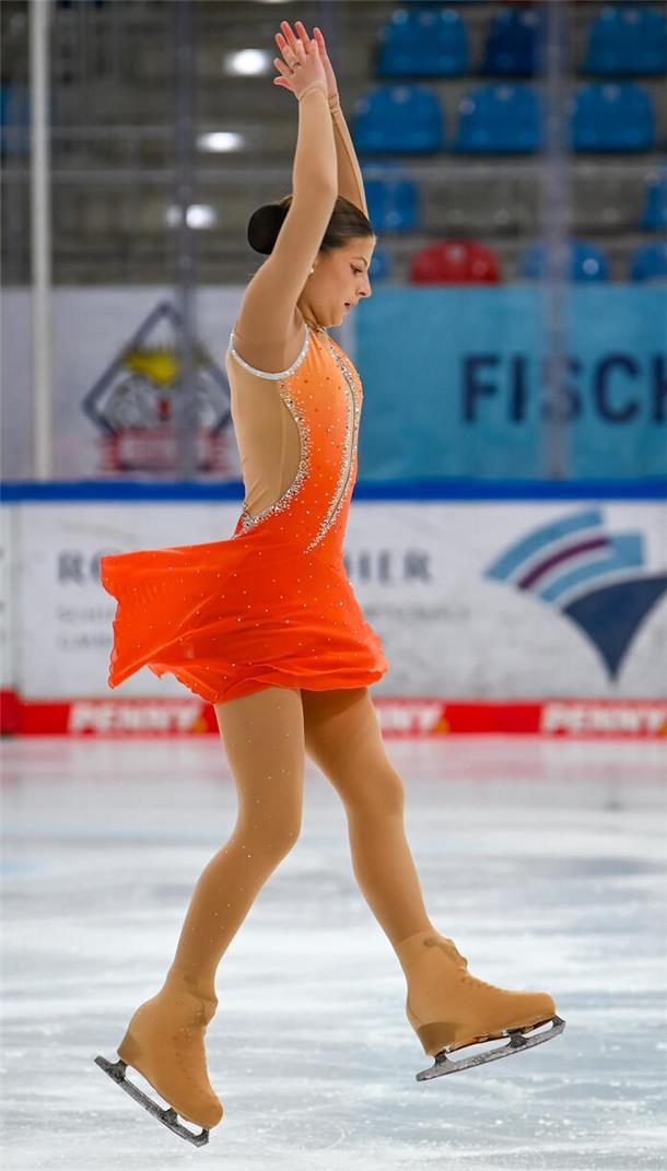 Auch Celina Maria da Silva Matos startete beim Christmas-Cup in der Eisarena in der Gruppe der Kunstläufer und wurde 15.