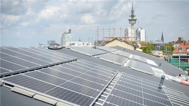Auch das ehemalige Nordsee-Gebäude wurde mit einer großen Solaranlage ausgestattet. Mieter ist das Alfred-Wegener-Institut.