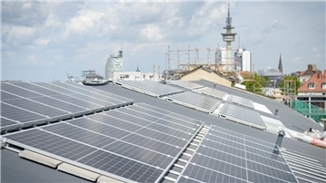 Auch das ehemalige Nordsee-Gebäude wurde mit einer großen Solaranlage ausgestattet. Mieter ist das Alfred-Wegener-Institut.