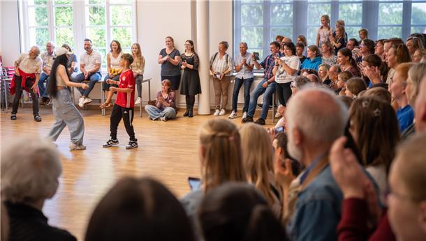 Auch das gibt es bei der Jubiläumsfeier: "History Of The Dance" in der alten Sch...