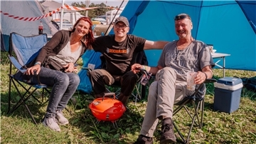 Auch das ist Deichbrand: Martin Inden, seine Frau und Falk Just sehen die anberaumte Parkgebühr kritisch.