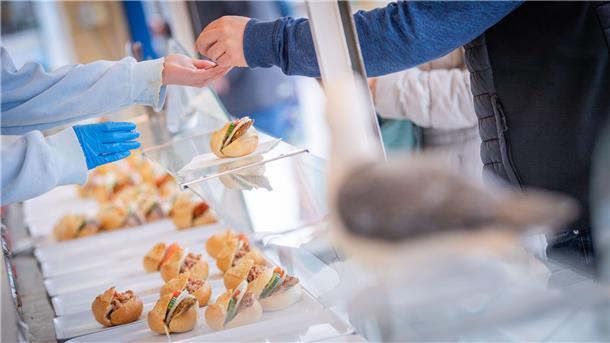 Hi, Fisch! Bilder der Fischparty im Fischereihafen Bremerhaven (mit Sonntag) Auch das klassische Fischbrötchen durfte zur Party nicht fehlen.