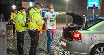 Auch das noch. Weil die Ladung Holz im Kofferraum nicht vorschriftsmäßig gesichert ist, muss Holger Diekmeier das Holz auf dem Parkplatz abladen. Er hatte die Ausgangssperre vergessen und wollte seinen Sohn von der Arbeit abholen.